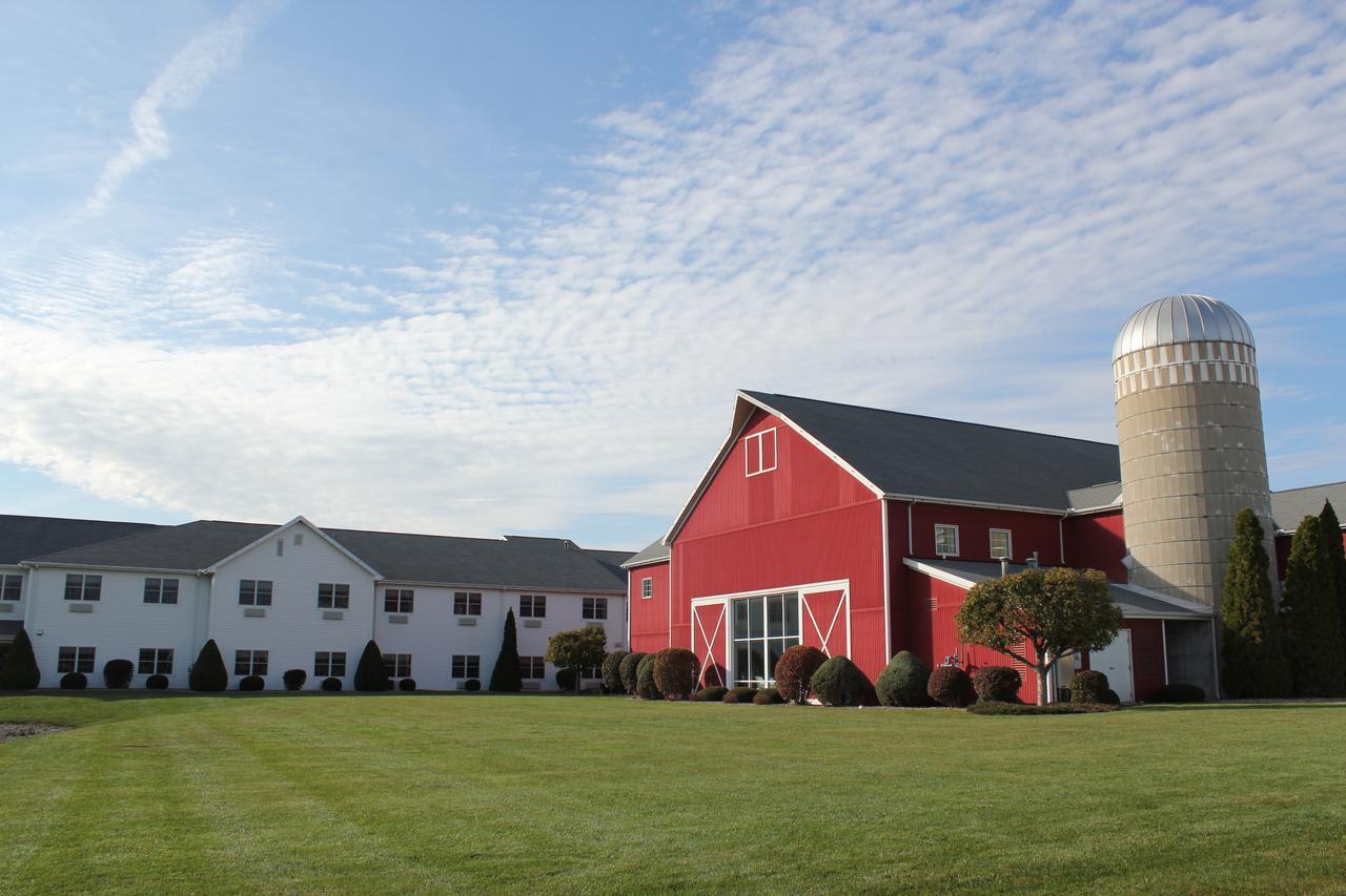 Farmstead Inn And Conference Center Шипшиуана Екстериор снимка